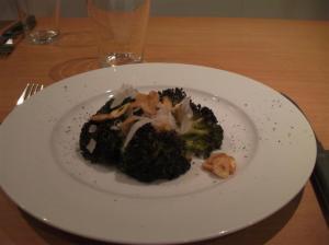 Emplatado brécol tostado con parmesano y chips de ajo