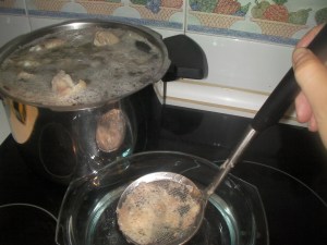 Espumando los huesos del pollo