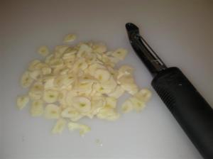 Chips de ajo recién pelados