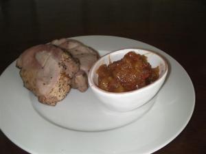 Emplatado con chutney de cebolla y manzana Emplatado con chutney de cebolla y manzana