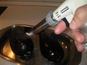 Tostando la berenjena con el soplete Tostando la berenjena con el soplete