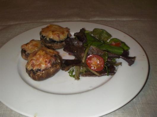 Champiñones rellenos con ensalada