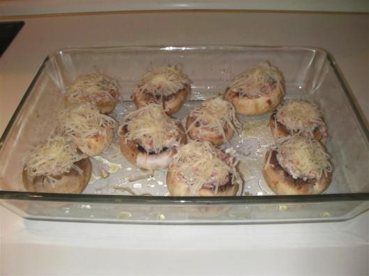 Champiñones rellenos listos para hornear