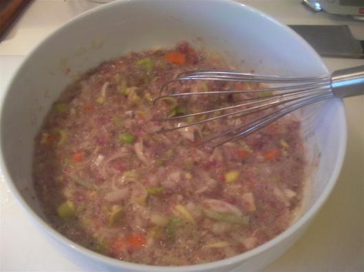 Preparando la mezcla de claras y carne