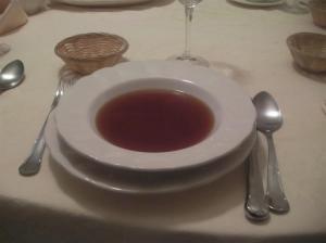 Consomé de rabo de añojo emplatado