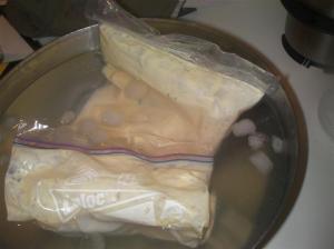 Enfriando las bolsas de natillas