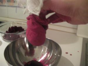 Estrujando la pulpa de remolacha