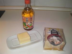 Ingredientes de la salsa de miso blanco y mantequilla