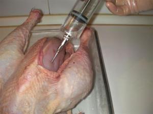 Inyectando salmuera en el pollo
