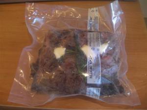 Lomo de buey embolsado con romero, tomillo y humo en polvo