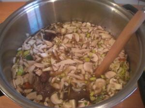 Ingredientes consomé en la olla