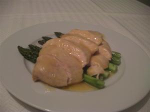 Pechuga de pollo sous-vide con espárragos asados y salsa de miso blanco y mantequilla