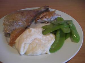 Pollo asado, emplatado con puré de apio-nabo y tirabeques