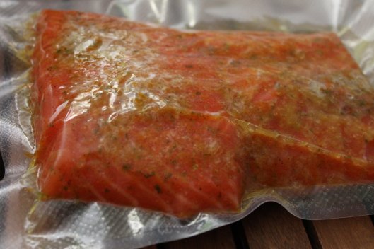 Salmón envasado al vacío, curándose