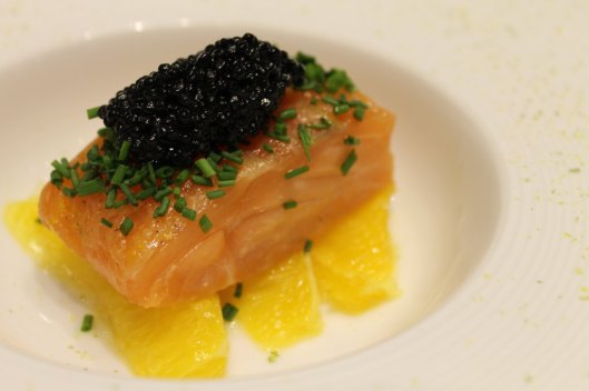 Salmón a 43ºC de Thomas Keller, emplatado sin coulis