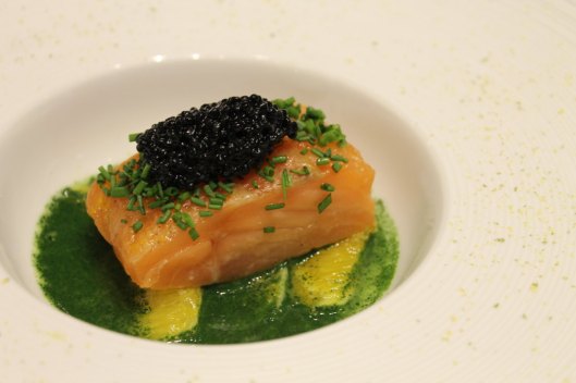 Salmón a 43ºC de Thomas Keller, emplatado con coulis