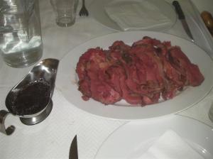 Roast beef sous-vide en bandeja y salsa