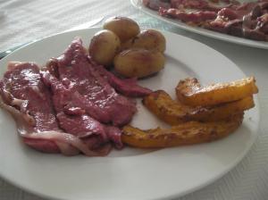 Roast Beef sous-vide emplatado con patatas nuevas y calabaza asada