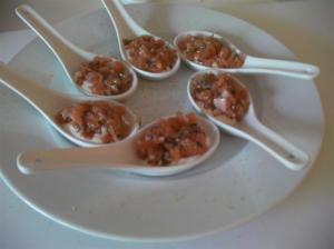 Tartare de salmón sobre crema de cebolla roja, empatado Tartare de salmón sobre crema de cebolla roja, empatado