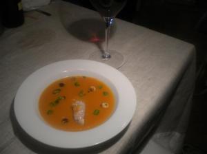 Cigala, salsa intensa de zanahorias con naranja y avellanas casiquemadas