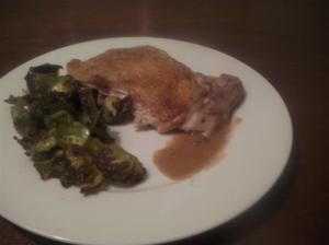 Filete crujiente de contramuslo de pollo sous-vide con chips de coles de Bruselas