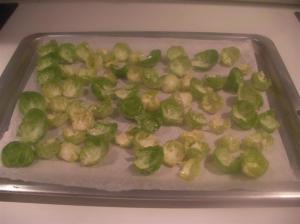 Hojas de coles de Bruselas listas para hornear