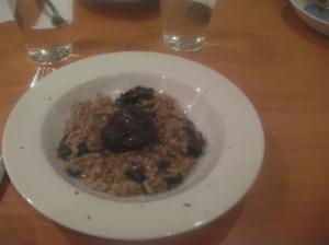 Risotto de setas rehidratas y trufa negra, emplatado