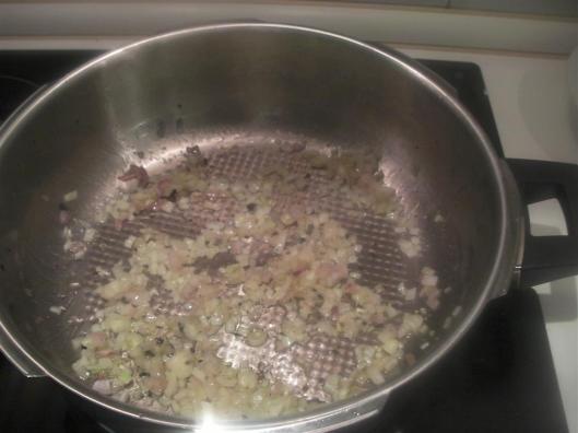 Sofrito de chalotas en la olla rápida