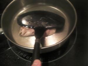 Tostando la piel del filete de pollo