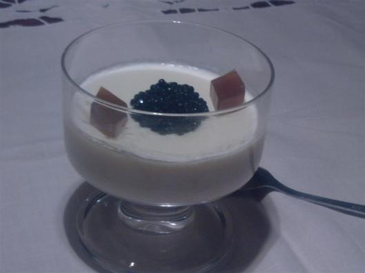 Panna Cotta de coliflor con falso caviar y rombos de gelatina de ternera