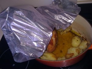 Pintada reposando, cubierta con papel de plata