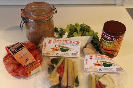 Ingredientes tailandeses para el consomé de Tom Yum Ingredientes tailandeses para el consomé de Tom Yum