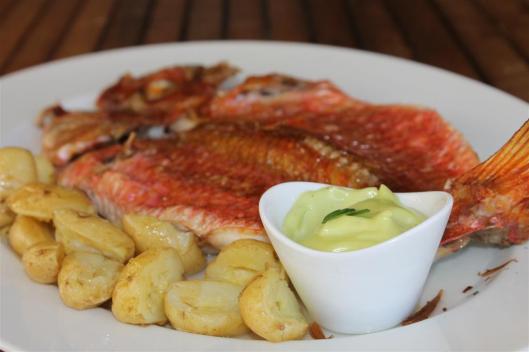 Salmonete asado con mayonesa verde y patatas nuevas al microondas Salmonete asado con mayonesa verde y patatas nuevas al microondas