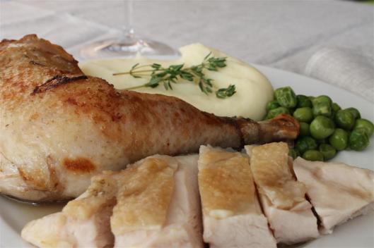 Pularda guisada y sous-vide con guisantes y puré de patatas de Heston Blumenthal