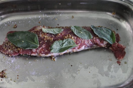 Preparación del solomillo de cerdo ibérico con salvia y mostaza