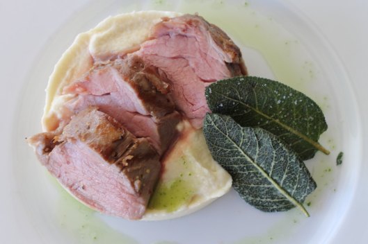 Solomillo de ibérico sous-vide a la mostaza y salvia, puré de coliflor, aceite de salvia y salvia crujienteSolomillo de ibérico sous-vide a la mostaza y salvia, puré de coliflor, aceite de salvia y salvia crujiente