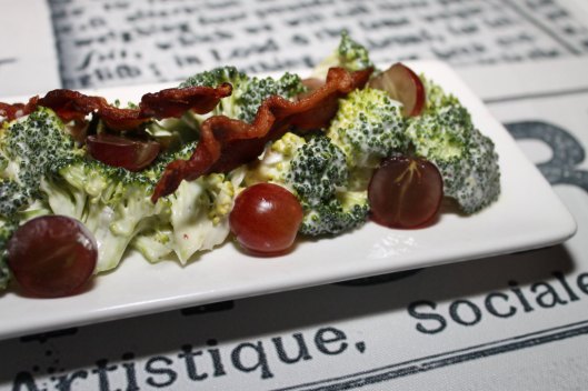 Ensalada de brécol con mayonesa agridulce, uvas y bacón