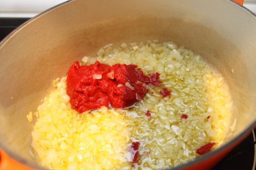 Sofrito con pasta de tomate