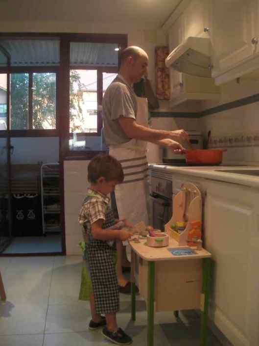 Padre e hijo cocinando