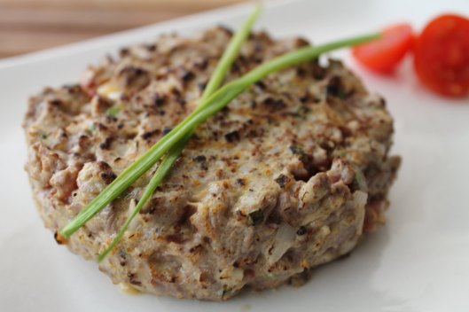 Semi-tartare de secreto de buey, con la superficie dorada con soplete