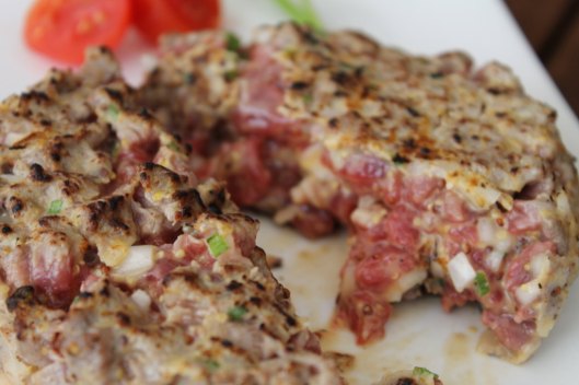 Semi-tartare de secreto de buey, con la superficie dorada con soplete, abierto
