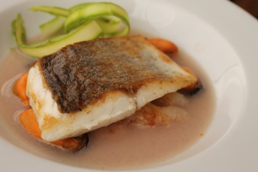 Lubina, langostinos, y sopa de mejillones al cilantro