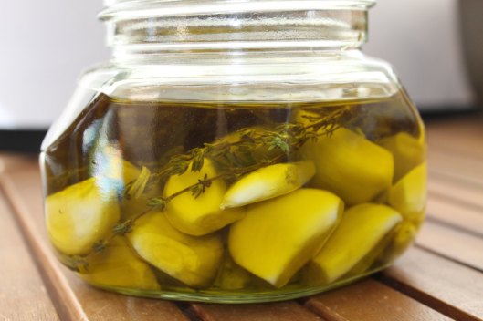 Tarro de conservas con ajos, aove, tomillo y romero