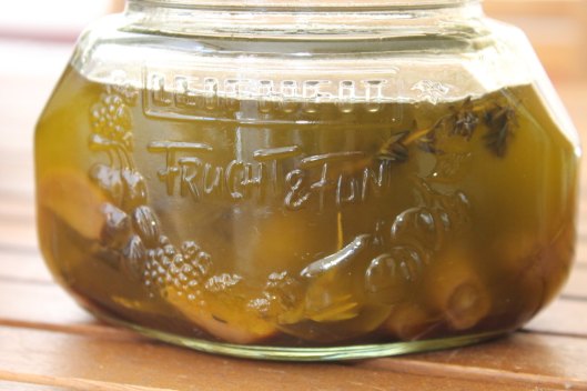 Tarro de conservas con ajo confitado