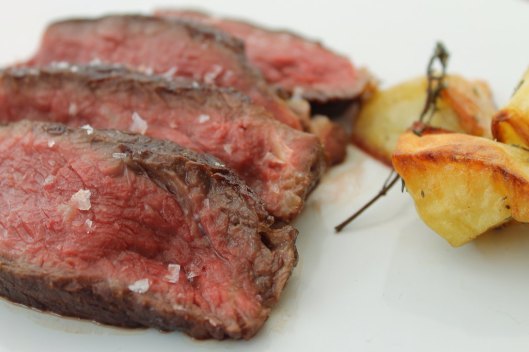 Chuletón de vaca con patatas al horno, emplatado