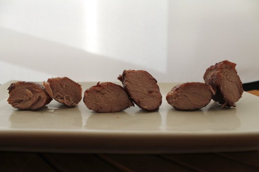 De izquierda a derecha, carrilleras saladas antes de dorar, antes de embolsar, y con salmuera