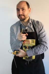 EnriqueB desenfundando termómetros