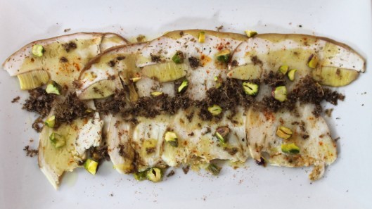 Carpaccio de boletus, pistachos, trufa negra y vinagreta de yuzu