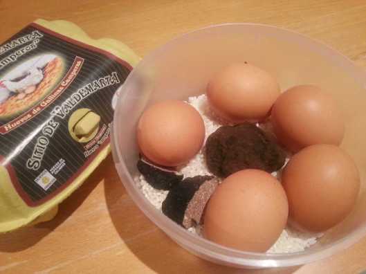 Huevos trufándose