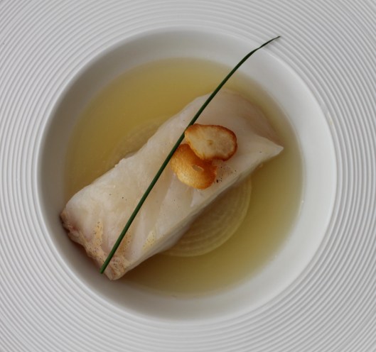Merluza sous-vide a 45ºC, cebolla y fondo vegetal